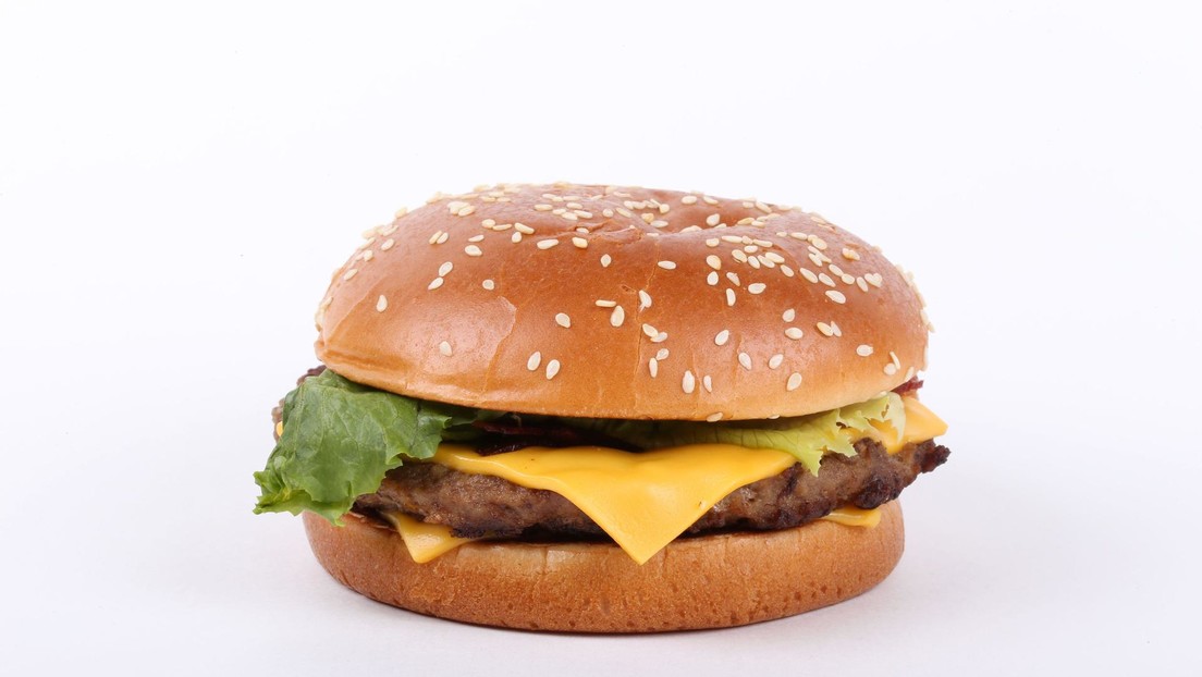 Una mujer se horroriza al desempaquetar una hamburguesa olvidada hace más de 4 años y decide dejar de comer comida rápida