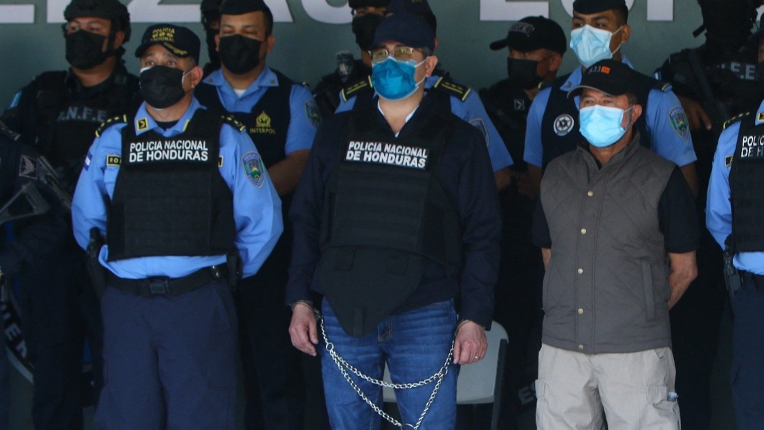 La fotografía con la postura de las manos de Juan Orlando Hernández durante su detención que alertó sobre un posible mensaje a sus 'colaboradores'