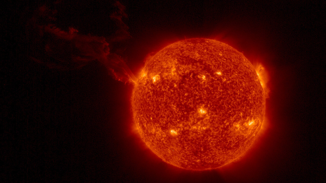 Captan la mayor erupción solar jamás observada en una sola imagen junto con el disco solar completo
