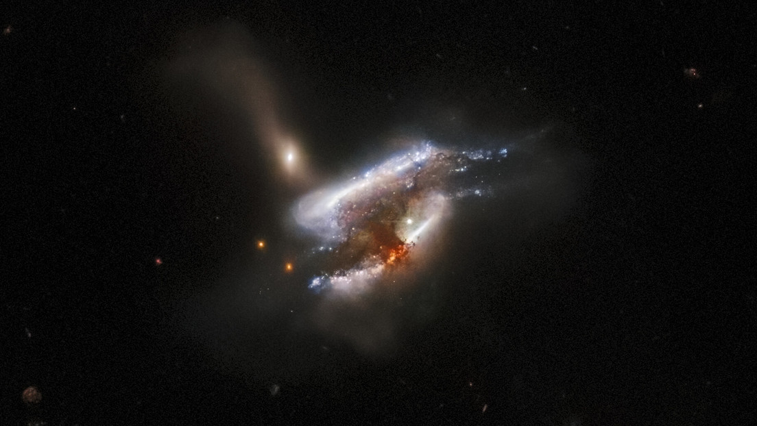3 galaxias colisionan y se fusionan entre sí en una nueva imagen captada por el telescopio Hubble