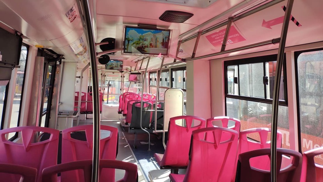 VIDEO: Un autobús circula a toda velocidad con las puertas traseras abiertas por Ciudad de México
