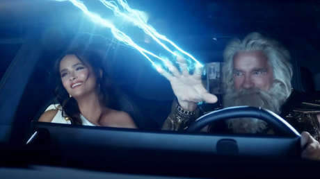 VIDEO: Arnold Schwarzenegger y Salma Hayek como Zeus y Hera enloquecen a la Red en su comercial para el Super Bowl (ahora muchos piden una película)