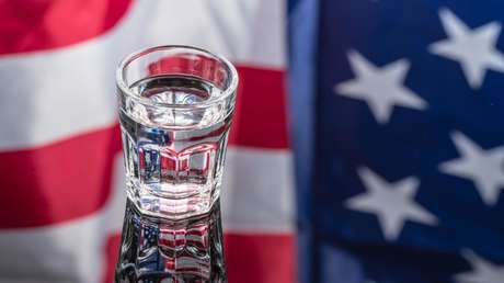Un empresario crea un esquema Ponzi para comprar una empresa de vodka y desfalca a los inversores y al Servicio de Impuestos de EE.UU.