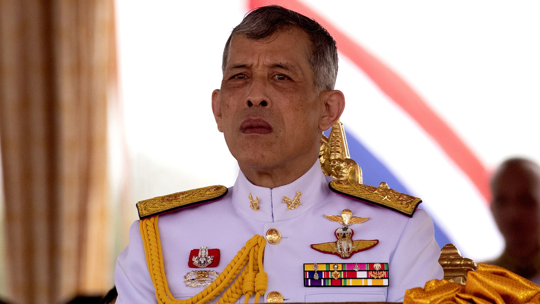 Sentencian a cárcel en Tailandia a un hombre por insultar a la monarquía colocando una pegatina en un retrato del rey