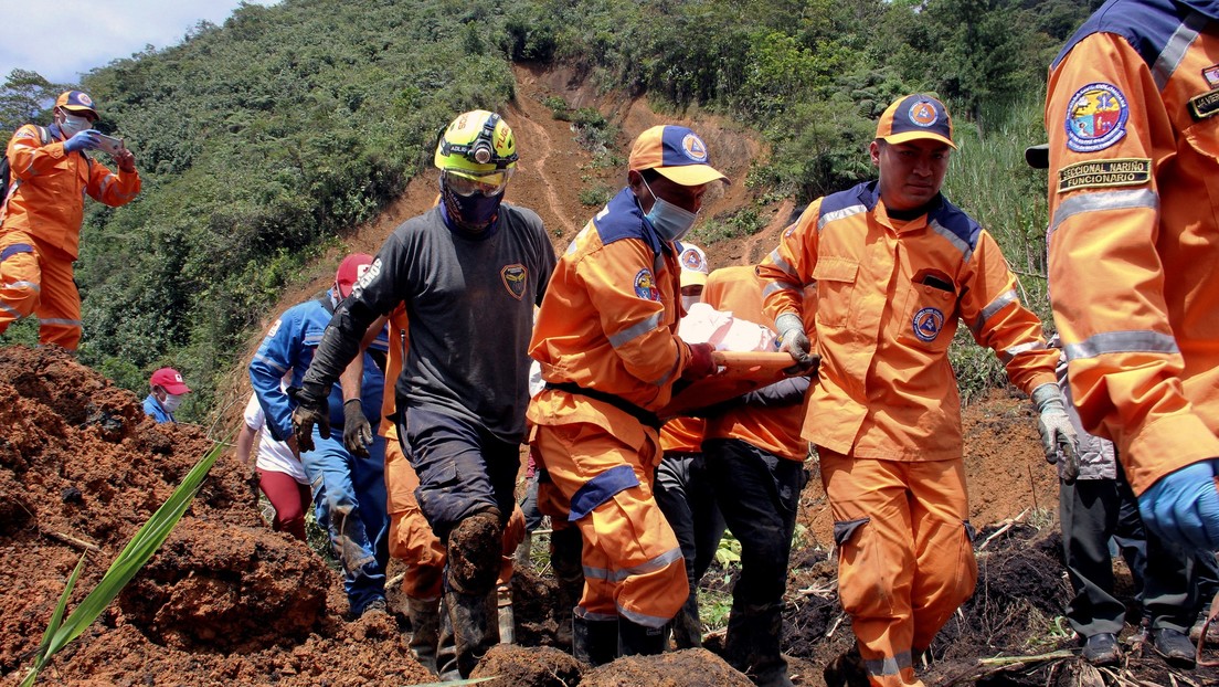 Un hombre sobrevive tras permanecer enterrado bajo un alud de tierra y lodo en Colombia y denuncia presiones para trabajar a pesar del peligro