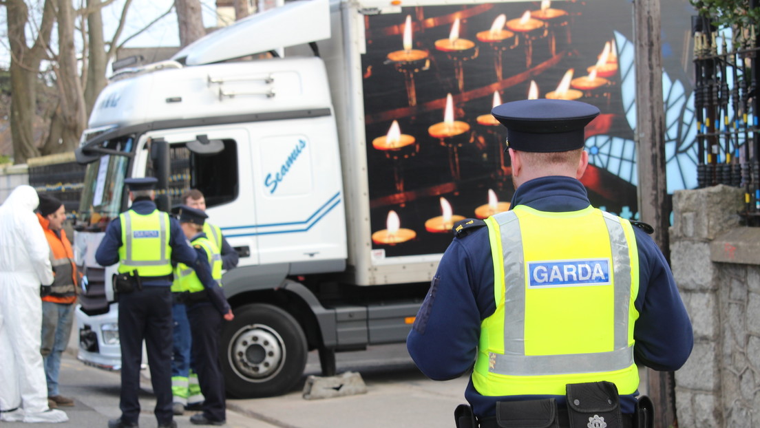 Un camión embiste las puertas de la embajada rusa en Dublín en presencia de la Policía