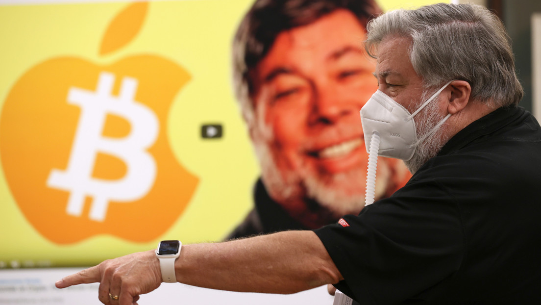 Steve Wozniak comparte su opinión negativa sobre las criptomonedas, pero elogia al bitcóin calificándolo como "pura matemática de oro"
