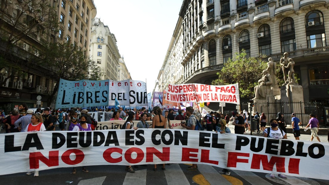 Manifestantes arrojan piedras al Congreso argentino y usan cócteles molotov contra la Policía mientras se debate el acuerdo con el FMI