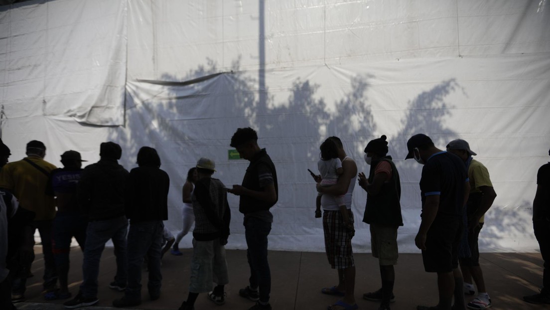 Un grupo de migrantes recibe a López Obrador en la fronteriza Tapachula con los labios cosidos en señal de protesta