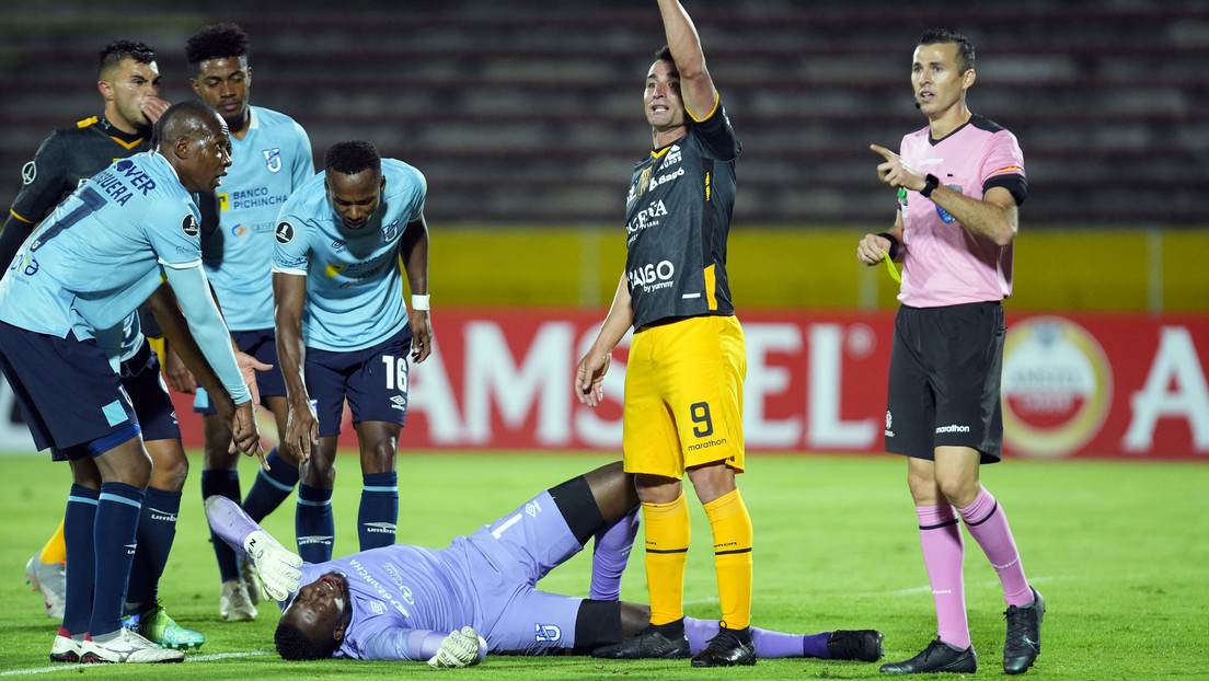 Futbolista del Universidad Católica ecuatoriano sufre un corte de 8 centímetros en el rostro al recibir una patada durante un partido