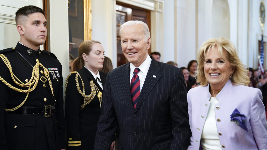 Biden sufre un lapsus al asegurar que "el marido de la primera dama contrajo el covid-19" (y su esposa le corrige)