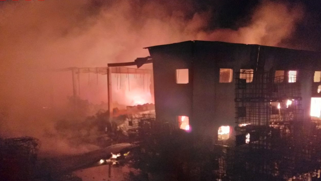 FOTO: Un incendio quema bidones con líquido inflamable en una nave industrial de Barcelona