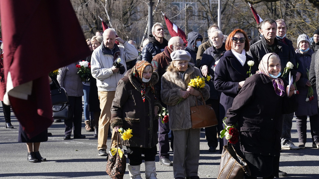 Cientos de personas marchan para honrar a los combatientes nazis en Letonia