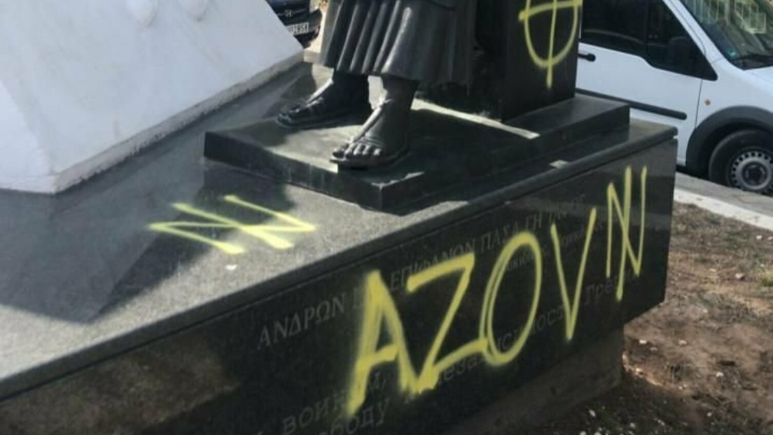 Vandalizan con símbolos nazis una escultura a los soldados soviéticos caídos durante la liberación de Grecia en la II Guerra Mundial