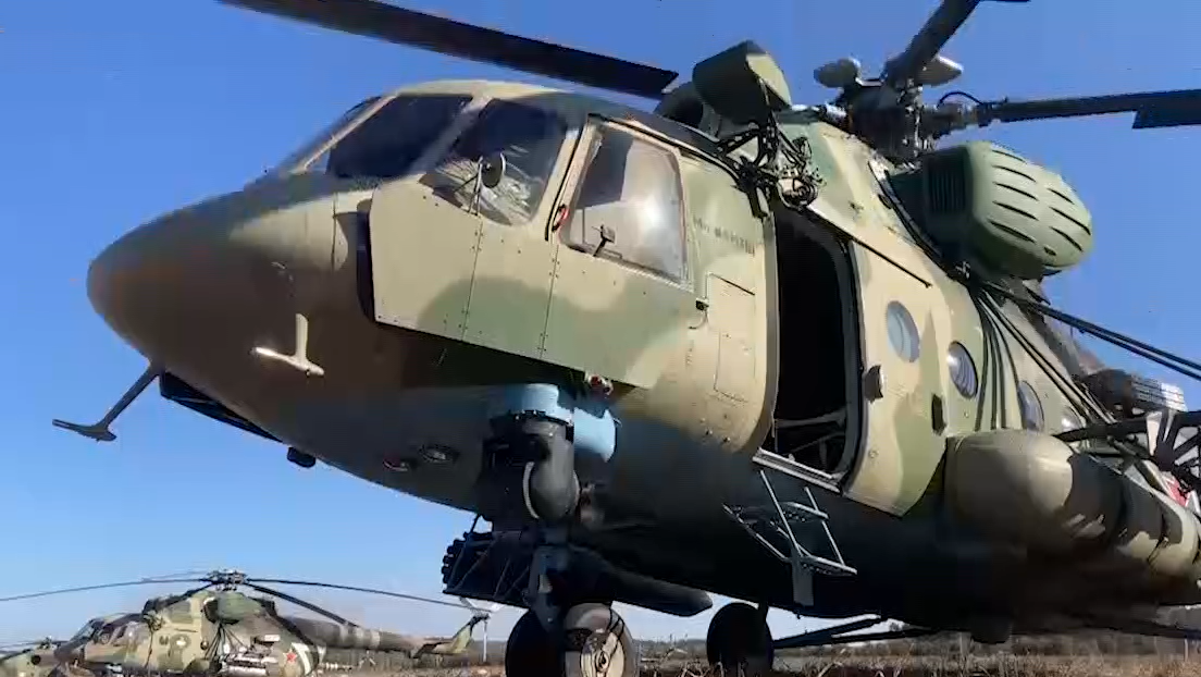 El Ministerio de Defensa de Rusia publica imágenes de helicópteros militares que realizan tareas de apoyo durante el operativo en Ucrania