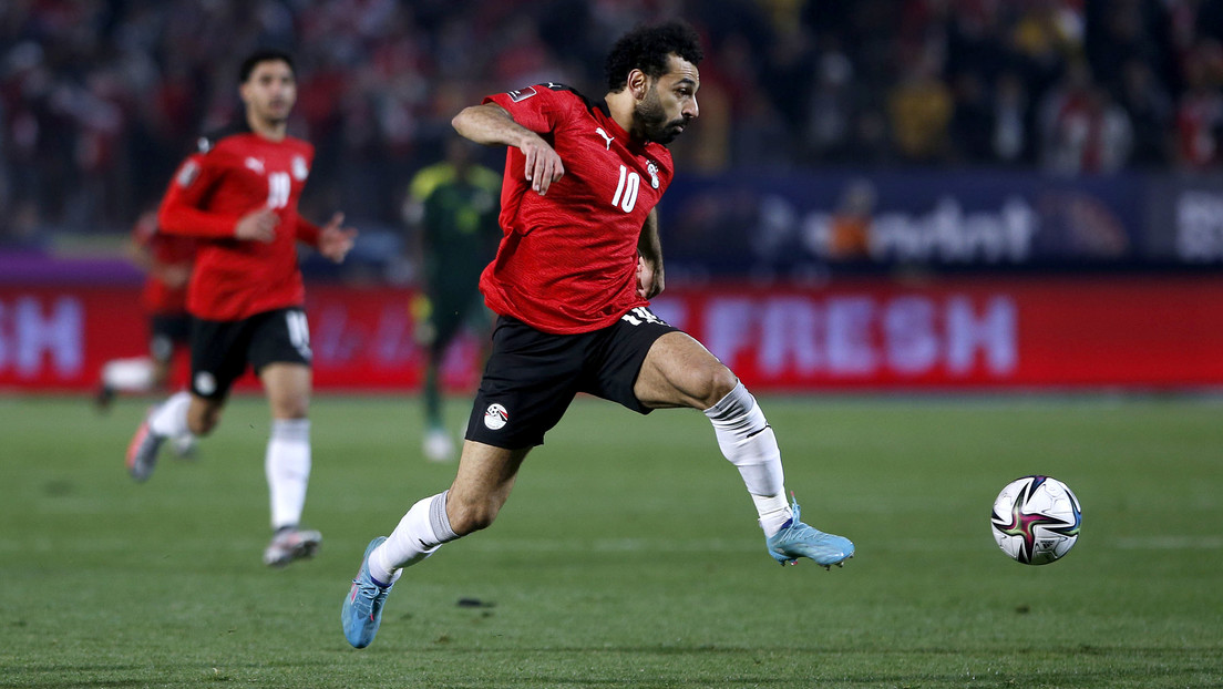 VIDEO: Un grupo de hinchas 'ataca' con punteros láser a Mohamed Salah y este falla un penalti decisivo en la eliminatoria para el Mundial