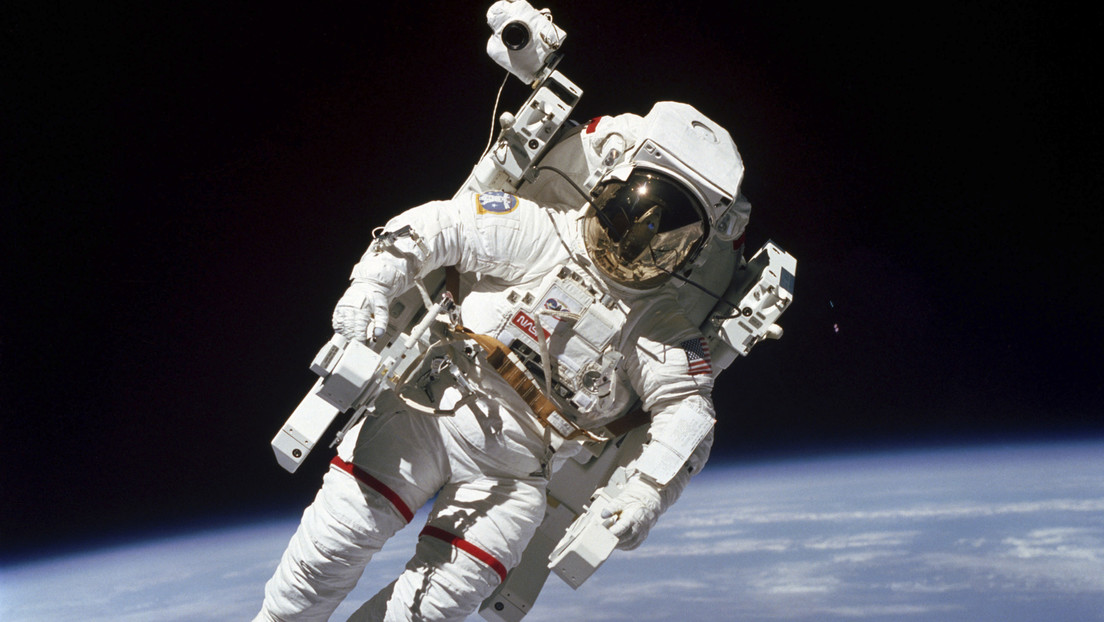 Fotografían desde la Tierra a un astronauta de la EEI en plena caminata espacial (FOTO)