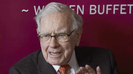 Warren Buffett apuesta por invertir en ferrocarriles, pero no convence a todos: "es una mala idea"