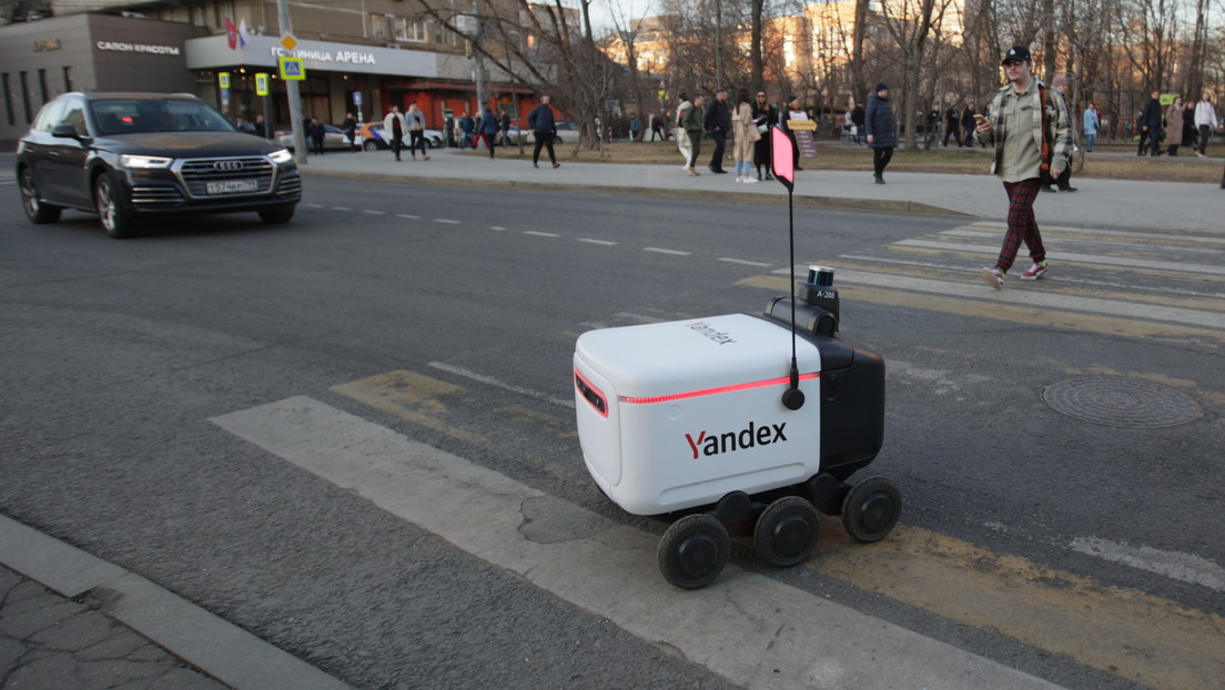 VIDEO: Una anciana ayuda a un robot repartidor a cruzar una calle en Moscú