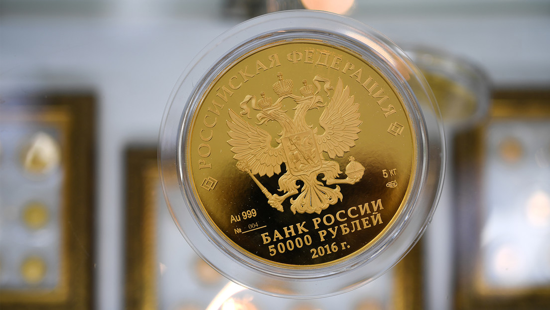 "El nacimiento de un nuevo sistema monetario multilateral": analista explica las implicaciones de la decisión de Rusia de vincular su moneda al oro