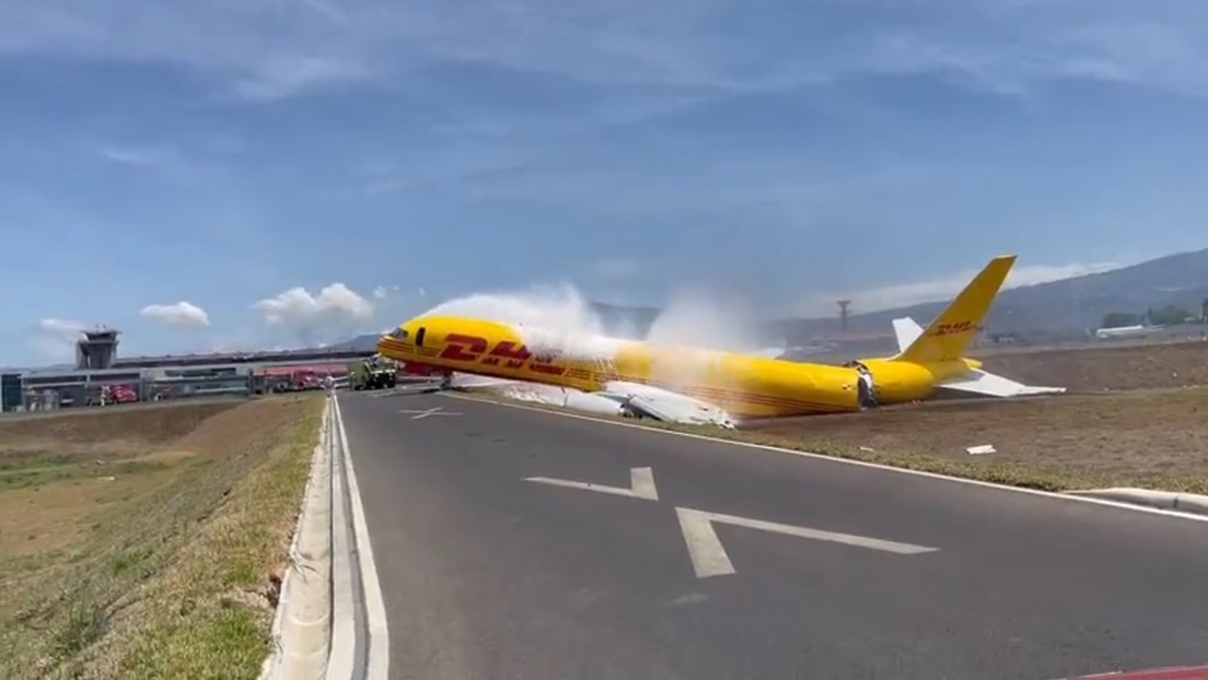 VIDEO: Un avión de carga se parte en dos en medio de la pista del aeropuerto internacional Juan Santamaría de Costa Rica