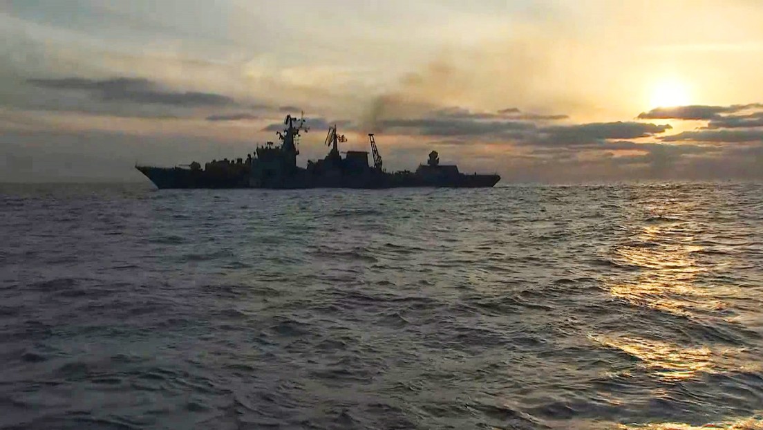 El crucero portamisiles ruso Moskvá resulta dañado en el mar Negro por un incendio y la detonación de munición