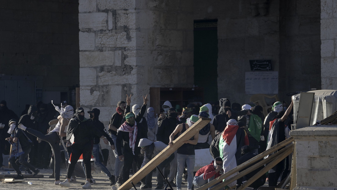 Fuertes enfrentamientos entre la Policía israelí y feligreses palestinos cerca de la mezquita de Al-Aqsa de Jerusalén (VIDEOS)