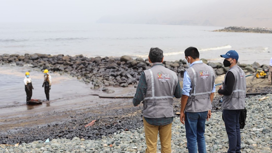 Repsol y el Gobierno de Perú se enzarzan en una polémica por la limpieza de las playas tras el derrame de petróleo