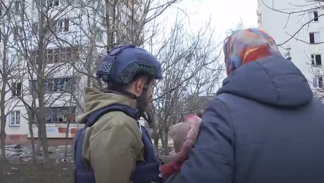 "Les suplicaba de rodillas": Residente de Mariúpol cuenta cómo nacionalistas de Azov no la dejaban ver a sus hijos