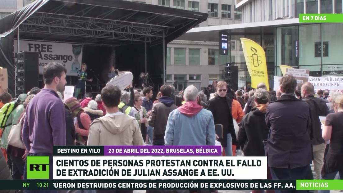 Cientos de personas protestan en Bruselas contra el fallo de extradición de Julian Assange a EE.UU.