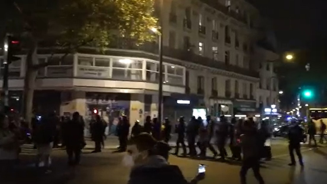VIDEOS: Policía dispersa con gases lacrimógenos a los manifestantes que protestan en París por los resultados de las presidenciales francesas