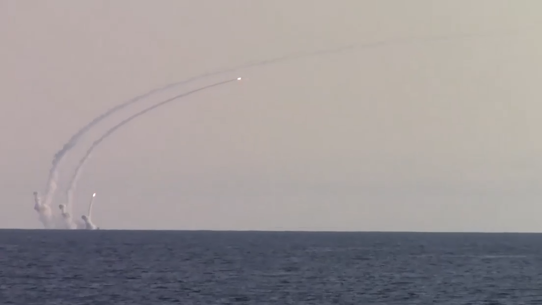 Rusia publica un video del lanzamiento de misiles Kalibr desde el mar Negro contra objetivos militares en Ucrania
