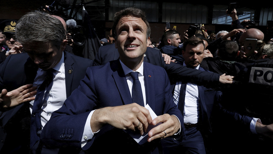 Lanzan tomates a Macron en un mercado de Francia durante su primer viaje tras ser reelegido (VIDEO)