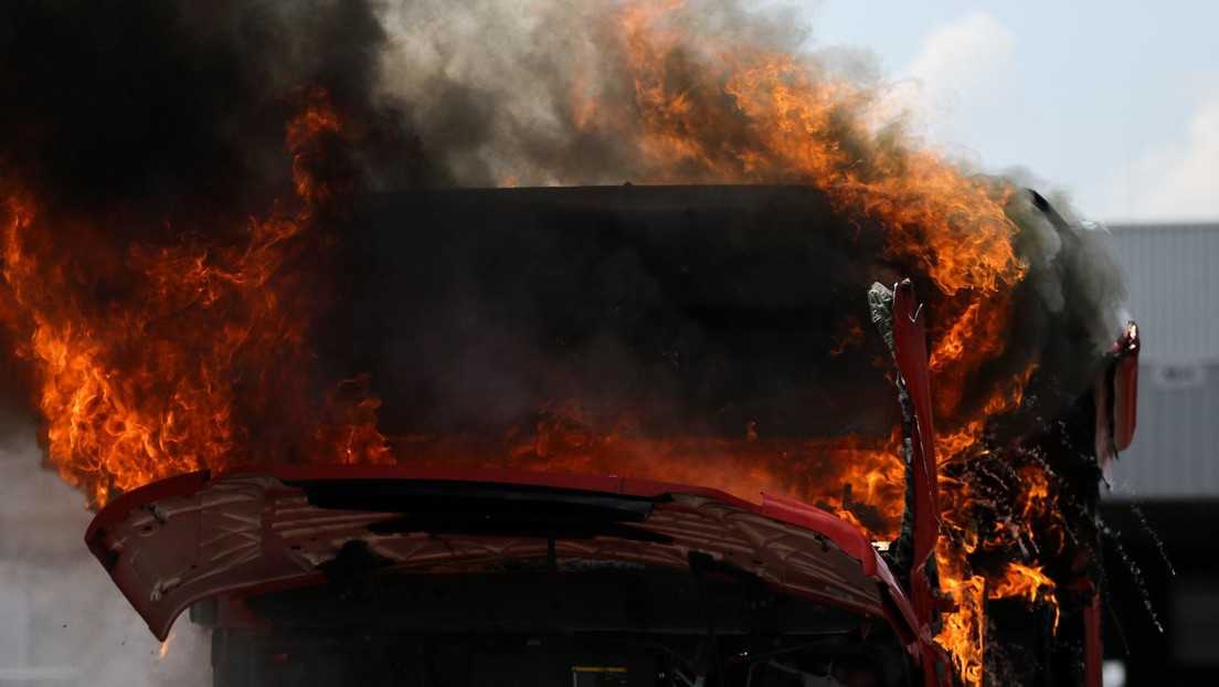 Encapuchados dejan más de 25 camiones destruidos tras un ataque incendiario y disparos en Chile