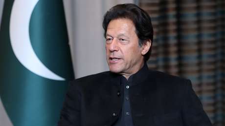 El ex primer ministro de Pakistán dice que su destitución fue fruto de "una conspiración extranjera" y llama a "la lucha por la libertad"