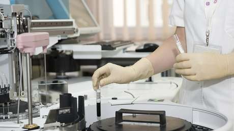 Un hombre investiga por qué 100 exalumnos de una escuela de EE.UU. desarrollaron el mismo tipo de cáncer agresivo que él
