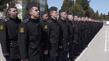 El comandante de la Armada rusa se reúne con la tripulación del crucero hundido Moskvá (VIDEO)