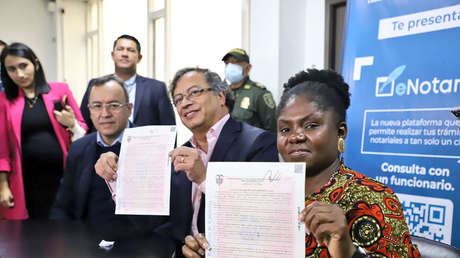 Gustavo Petro y Francia Márquez firman ante notario que no realizarán expropiaciones si ganan las presidenciales en Colombia