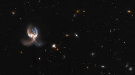 FOTO: El telescopio espacial Hubble capta un "ala de ángel", que se formó tras la fusión de 2 galaxias