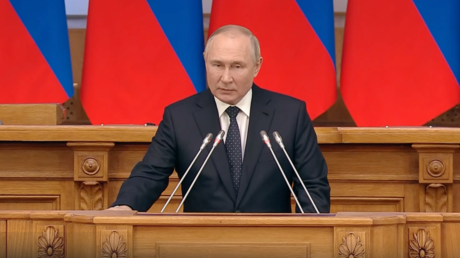 Putin: Si alguien interviene en la situación en Ucrania desde el exterior, la respuesta será "relámpago"