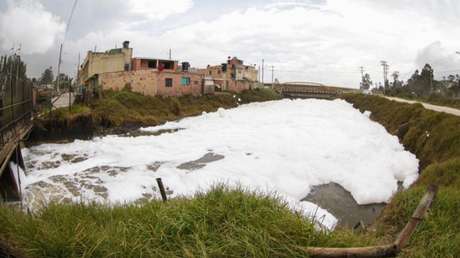 Una nube fluvial de espuma tóxica se acerca a viviendas de un municipio cercano a Bogotá y genera alerta de "impactos ambientales"