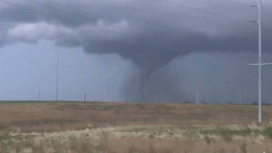 Un tornado deja a su paso "vecindarios enteros arrasados" en EE.UU. (VIDEOS)