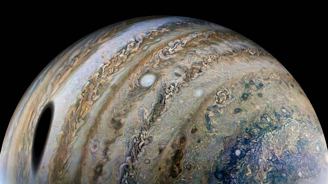 A Júpiter le sale un 'lunar': captan una descomunal mancha negra en la superficie del planeta  (FOTOS)