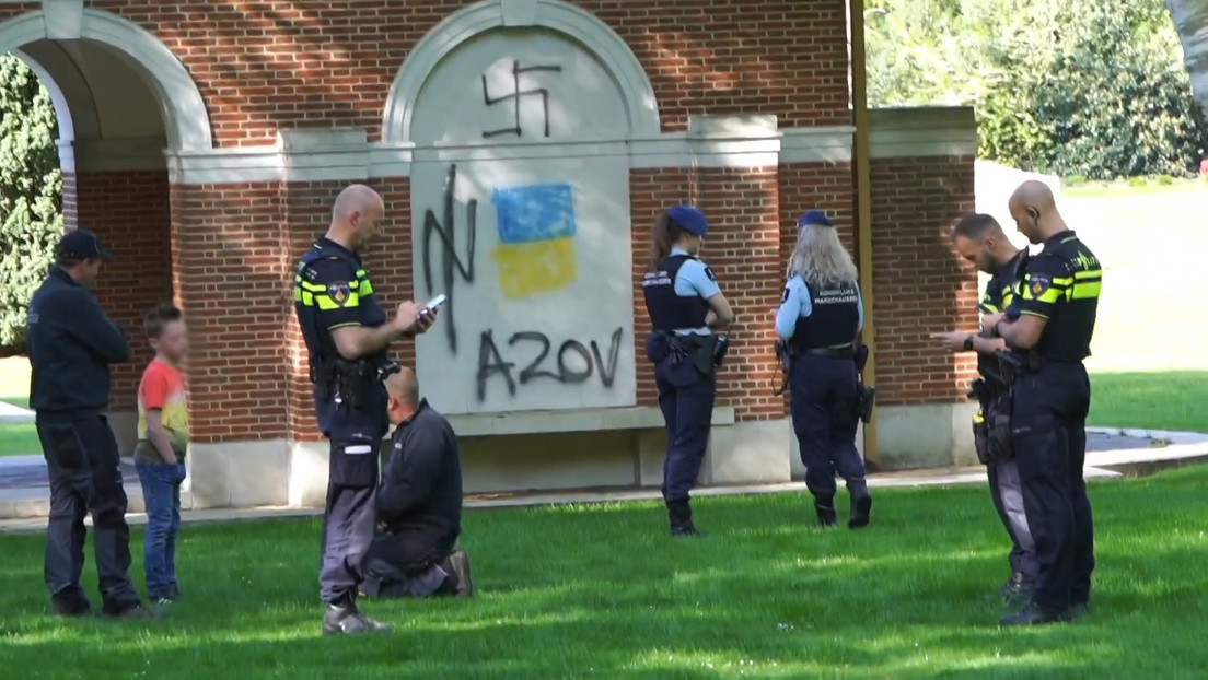 VIDEO: Vandalizan con símbolos nazis y mensajes antirrusos un cementerio de la II Guerra Mundial en Países Bajos