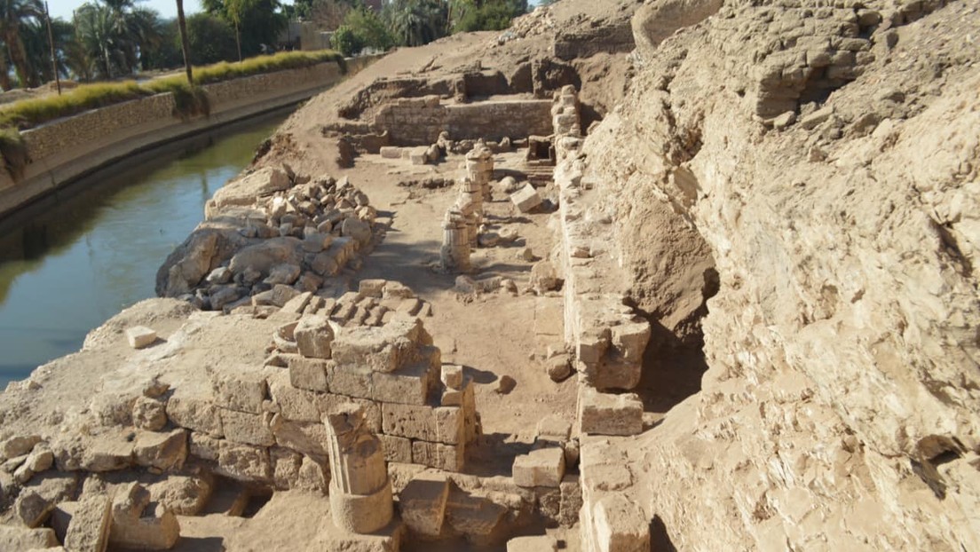 Arqueólogos egipcios descubren 85 tumbas antiguas, una torre y las ruinas de un templo de la diosa Isis