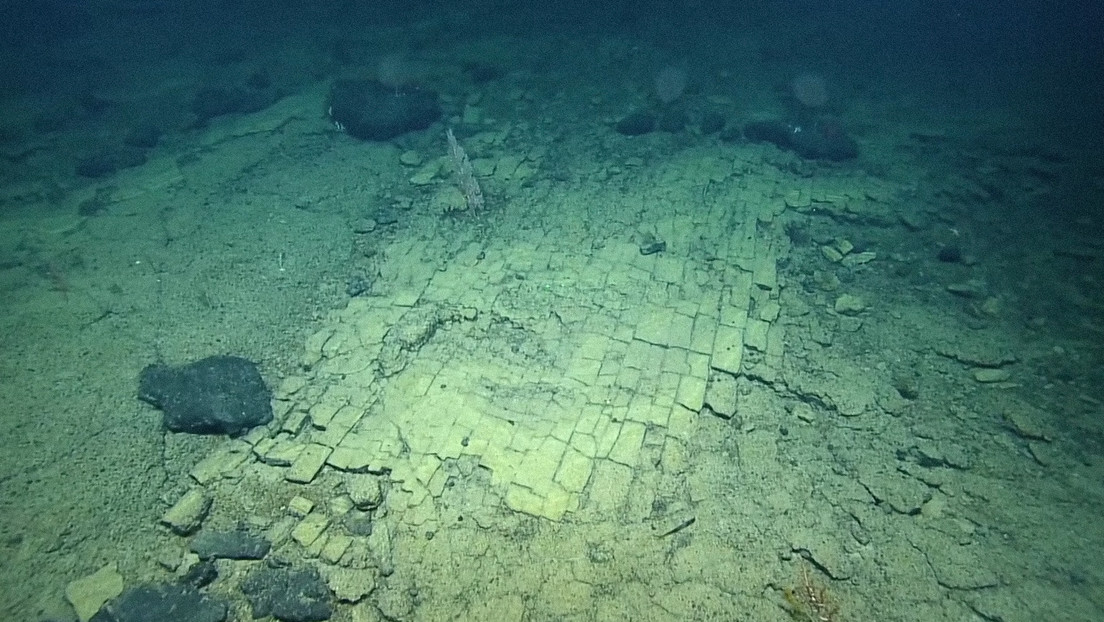 ¿"El camino a la Atlántida"?: científicos encuentran un raro 'sendero de ladrillos amarillos' en el fondo del océano Pacífico