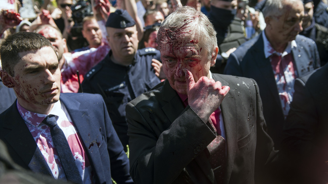 VIDEO: La dura respuesta del embajador ruso en Polonia, rociado con jarabe rojo, a un periodista polaco