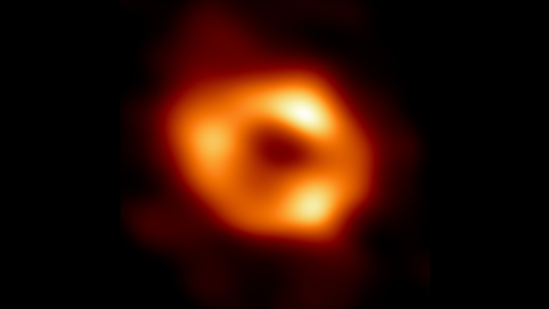"El amanecer de una nueva era": Publican la primera foto de un agujero negro supermasivo en el centro de la Vía Láctea