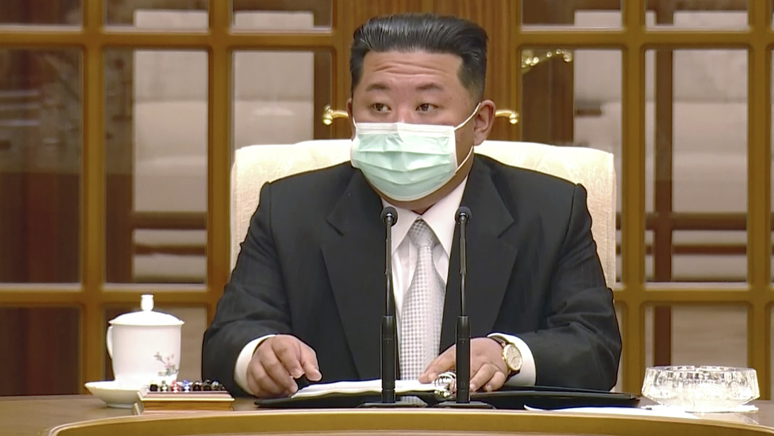 VIDEO: Kim Jong-un aparece con mascarilla por primera vez tras registrarse el primer brote de coronavirus en Corea del Norte