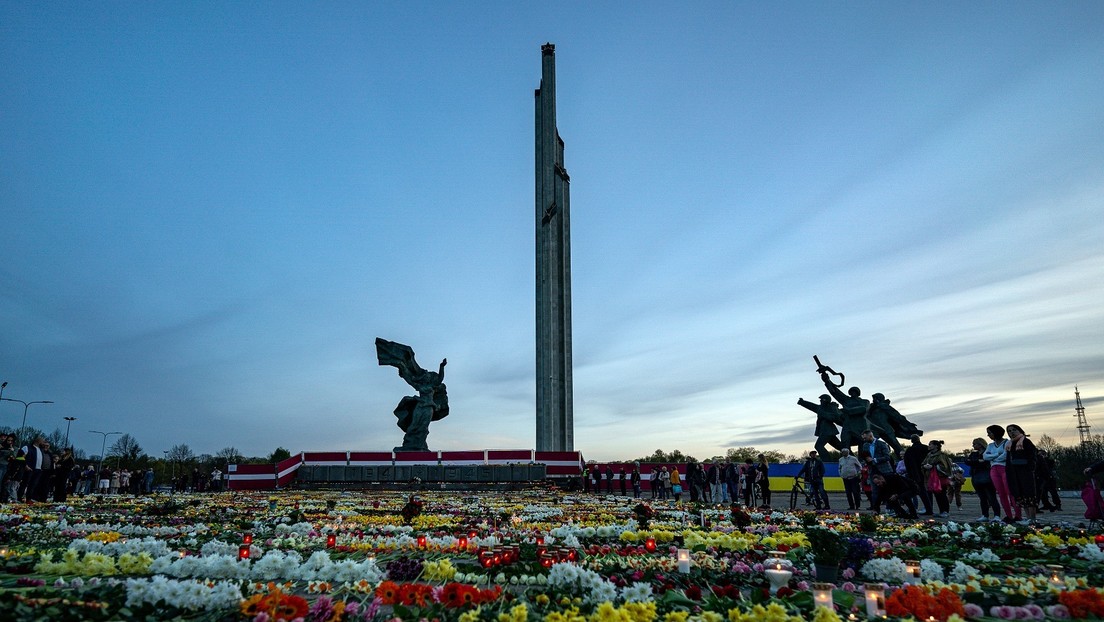 Tractores contra flores: Letonia ordena demoler el monumento a los libertadores soviéticos y retirar las ofrendas de los ciudadanos (VIDEOS, FOTOS)